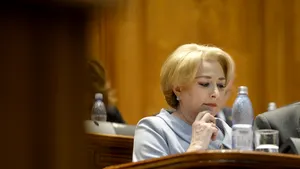 Senatul a adoptat proiectul care abilitează Guvernul să emită ordonanţe pe perioada vacanţei