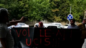 Incident la finalul CEx. Câţiva protestatari au blocat ieşirea maşinii lui Firea din curtea PSD/ Dăncilă a evitat să facă declaraţii la finalul CEx. Premierul a plecat pe o ieşire laterală