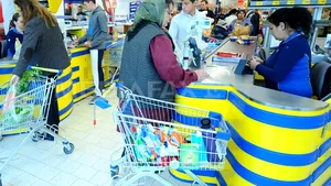 Obligaţia comercianţilor de a se dota cu case de marcat electronice se amână din nou. Termenele de la care va intra în vigoare interdicţia