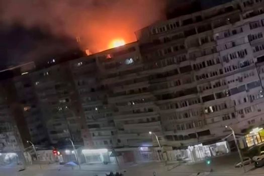 Poza pentru articolul UPDATE: O dronă s-a prăbușit peste un bloc de locuințe în Galați. Explozie urmată de incendiu. Cel mai grav incident de la începutul războiului