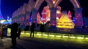 Sculpturi uriaşe din gheaţă, expuse în China, la Festivalul din Harbin. FOTO