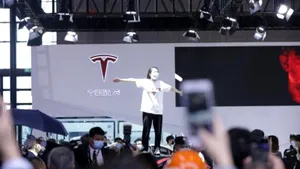 Proprietarii de Tesla din China protestează faţă de reducerile pe care le-au ratat