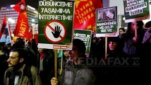 Poliţia turcă a dispersat sâmbătă seara o manifestaţie în favoarea libertăţii Internetului