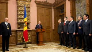 Membrii Guvernului Pavel Filip au depus jurământul, în cursul nopţii de miercuri spre joi, pe fondul violenţelor de la Chişinău. Purtătorul de cuvânt al preşedintelui a demisionat: 