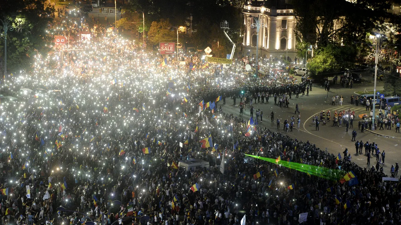 Protestul Diasporei: MOMENTUL în care protestatarii de la mitingul diasporei au aprins luminile telefoanelor mobile | GALERIE FOTO