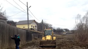 50 de familii din Moşoaia, Argeş, protestează pentru că sunt izolate din cauza drumului impracticabil: E urgie. Nu se poate aşa ceva!