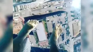 VIDEO Sky Pool, piscina interzisă celor care au frică de înălţime. Iată cum poţi să pluteşti şi să zbori în acelaşi timp