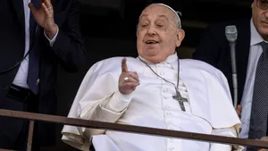 Papa Francisc ar putea apărea în public duminică, starea lui s-a ameliorat