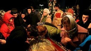 Mii de pelerini au venit să se închine la moaştele Sfintei Parascheva - GALERIE FOTO