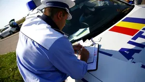 Urmărire ca-n filme pe străzile oraşului Deva: un şofer a fugit de poliţişti şi a lovit cinci maşini