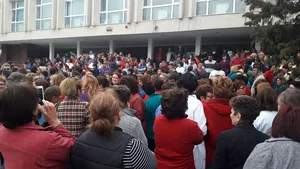 A doua zi de proteste la Spitalul de Urgenţă Craiova, provocate de diminuarea salariilor. Şi angajaţii Spitalului de Pneumoftiziologie din Iaşi protestează din nou în faţa instituţiei