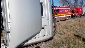 VIDEO | Un mort şi un rănit după impactul dintre o cisternă şi trei maşini. Cisterna nu avea o încărcătură periculoasă