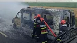 Microbuz cu 20 de persoane, cuprins de flăcări pe DN 22, în județul Tulcea