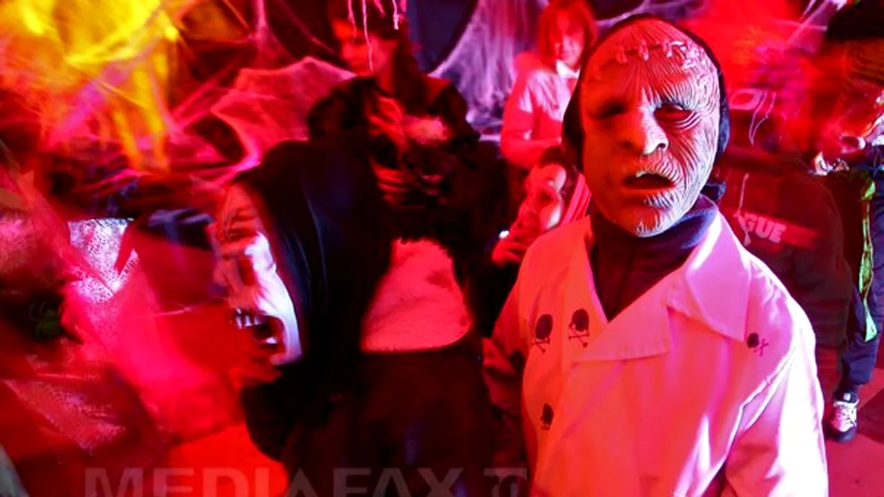 Reportaj: Halloween în Bucureşti - petreceri cu bomboane, dovleci şi concerte în club