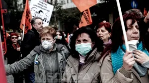 Sute de funcţionari au protestat la Atena faţă de concedierile din sectorul public