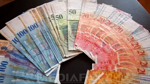 Un bărbat care are credit în franci elveţieni obţine în instanţă definitiv îngheţarea cursului