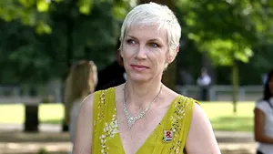 Annie Lennox a fost operată la coloana vertebrală (Video)