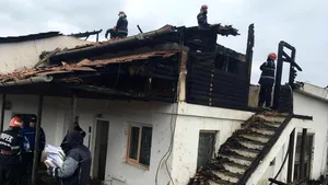 EXPLOZIE la o staţie de pompare a gazelor. UPDATE: Flăcările s-au extins şi la sediul administrativ al societăţii comerciale/ Bilanţul exploziei: Cinci persoane rănite şi opt maşini distruse
