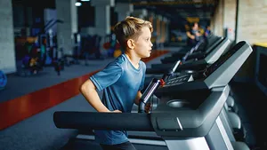 Copiii merg în sălile de fitness în locul bazelor sportive pentru că sunt mai aproape de casă. „Pierde sportul de performanţă pentru că la sală mergi pentru întreţinere, nu pentru performanţă“