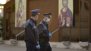 Reacţia Patriarhiei după scandalul de la mănăstirea din Hunedoara / Doi bărbaţi au fost agresaţi de enoriaşi după ce au încercat să filmeze o slujbă ce avea loc în incinta mănăstirii