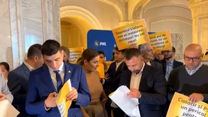 Scandal în Parlament. Ciucă, aşteptat de parlamentarii AUR înaintea şedinţei liberalilor