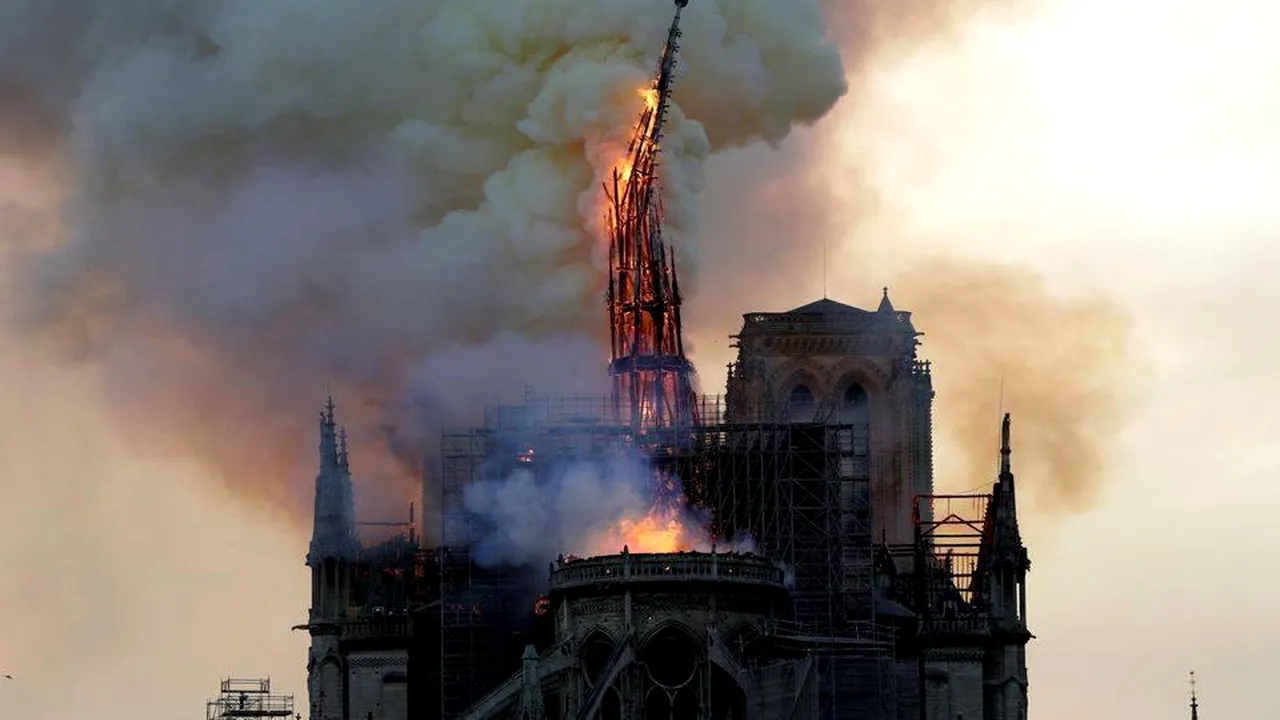 Incendiul de la Catedrala Notre-Dame din Paris | Prima reacţie a reprezentanţilor Bisericii Ortodoxe Române: „Lumea întreagă este solidară cu simbolul creştinismului francez”