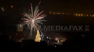 Mii de oameni au sărbătorit intrarea în 2013 în stradă la Braşov şi Bistriţa - FOTO
