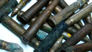 Zeci de cartuşe pentru arme militare, găsite în Alba