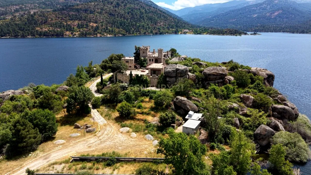 O întreagă insulă, cu castel și jacuzzi, scoasă la vânzare în Spania: cum arată și cât costă