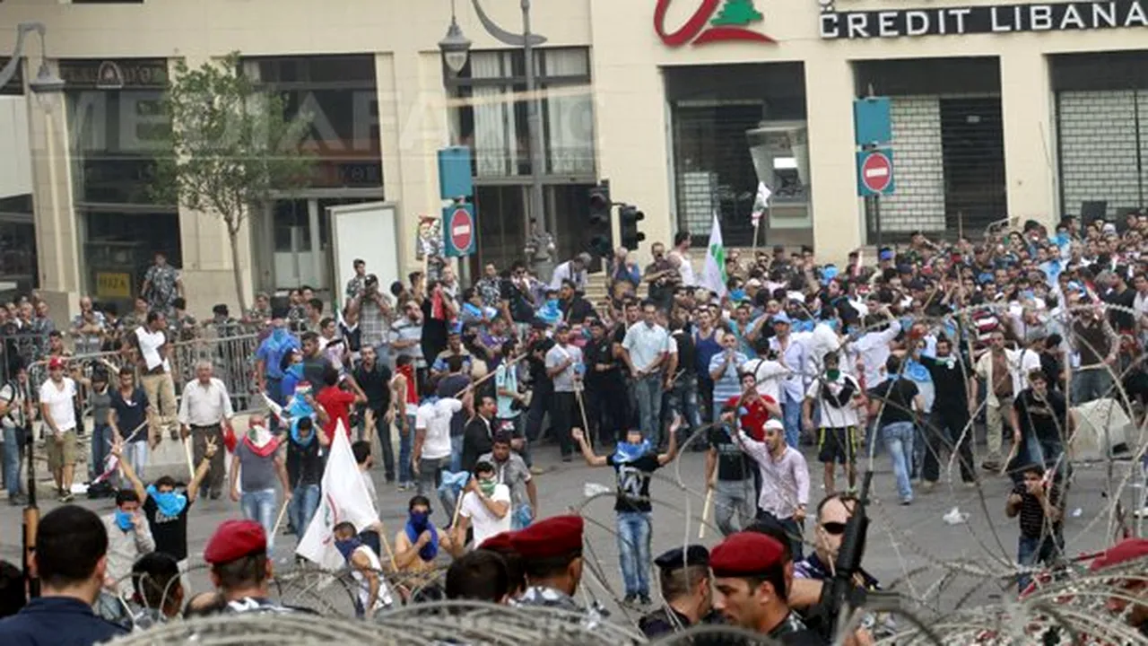PROTESTE VIOLENTE la Beirut: Manifestanţi împiedicaţi de poliţie să pătrundă în sediul Guvernului libanez