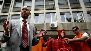 Bodu a făcut un manechin din gunoaie înfăţişându-l pe Vanghelie