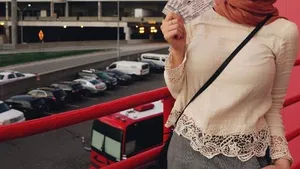 Playboy publică în premieră un pictorial cu o femeie musulmană care poartă văl: 