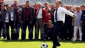Emil Boc a testat gazonul stadionului Cluj Arena trăgând cinci şuturi la poartă - GALERIE FOTO, VIDEO