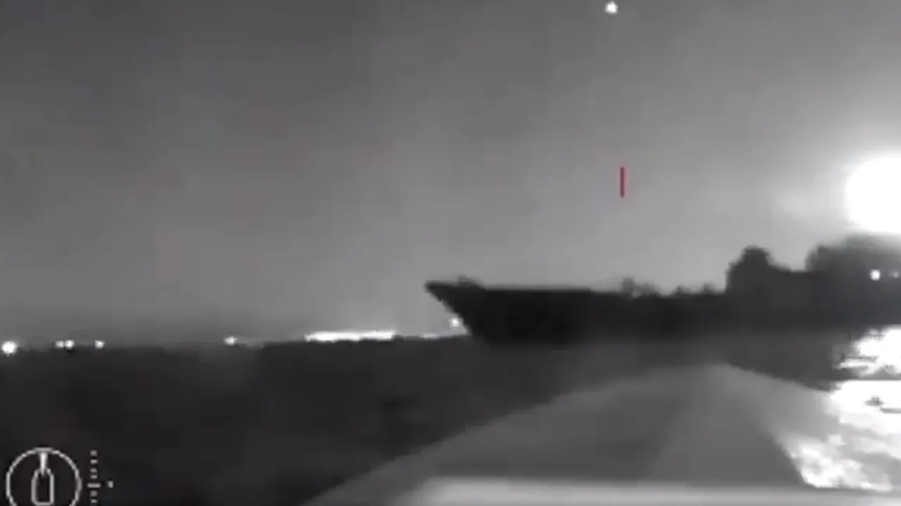 VIDEO Momentul când ucrainenii lovesc o navă cheie a ruşilor cu o dronă maritimă kamikaze