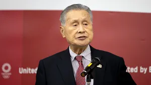 Preşedintele Comitetului Olimpic Japonez a declanşat un scandal de aploare după ce a sugerat că timpul acordat femeilor să vorbescă ar trebui redus, deoarece vorbesc prea mult