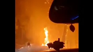Imagini inedite. Un şofer conduce printr-o pădure în flăcări FOTO VIDEO