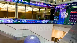 Ponta a deschis bursa din Londra, unde sunt tranzacţionate acţiunile Electrica. Acţiunile Electrica au debutat pe bursă în urcare foarte uşoară, la 11,11 lei