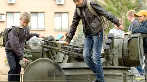 OSCE: Rebelii din estul Ucrainei folosesc copii înarmaţi la baraje rutiere