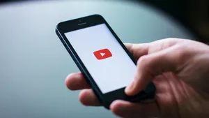 YouTube testează un nou buton pentru redarea aleatorie a conţinutului