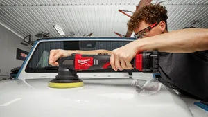 MILWAUKEE® introduce două noi maşini de polişat pentru corecţii dificile, de profunzime