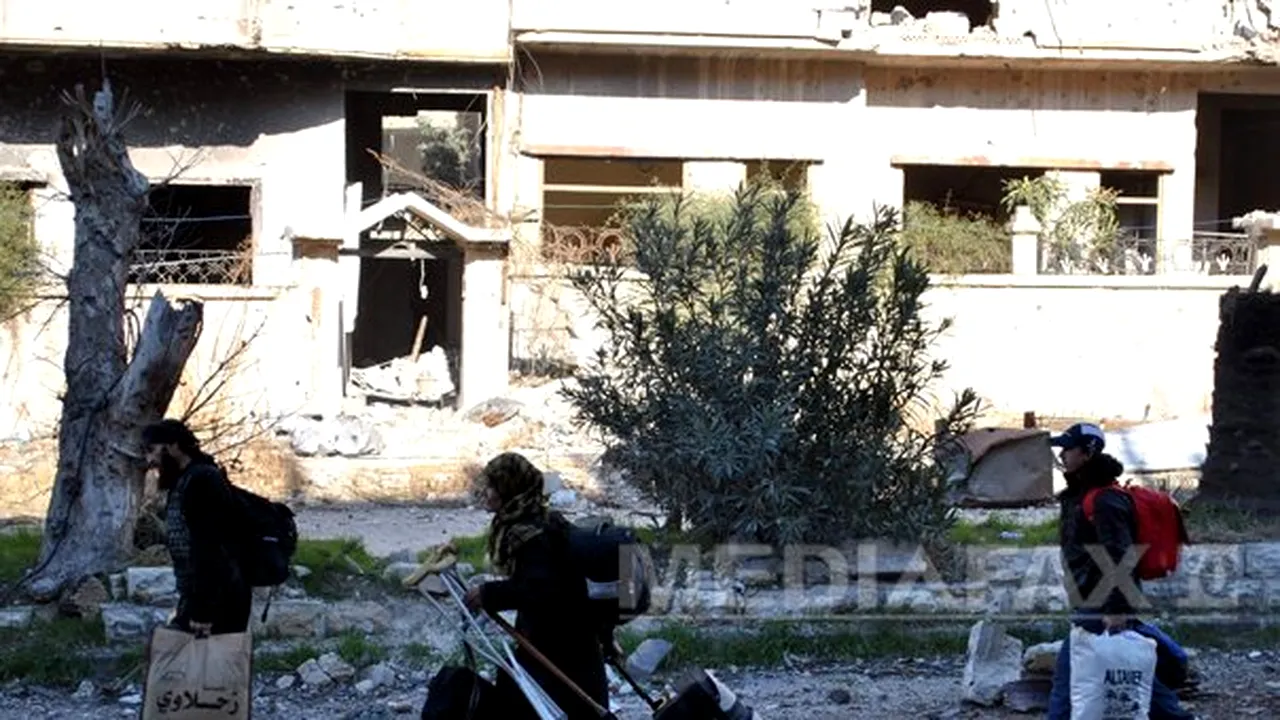 Sute de civili sirieni, epuizaţi, evacuaţi din cartiere rebele de la Homs