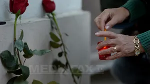 COMEMORARE la Buzău: Tineri cu flori şi lumânări, în memoria victimelor incendiului din clubul Colectiv