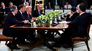 Trump a întrerupt brusc întâlnirea cu liderii europeni pentru a-l suna pe Putin
