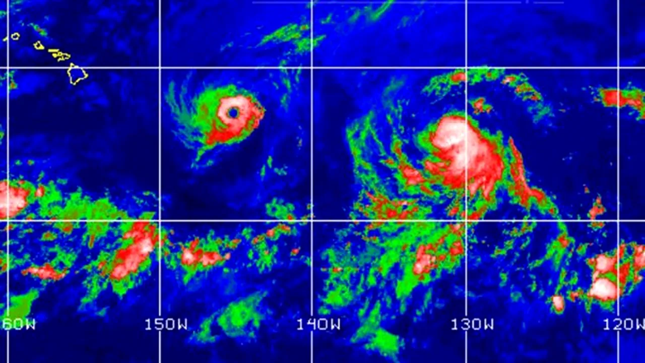 Hawaii, pe traiectoria a două uragane
