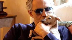 Anchetă în Italia, după ce căţelul tenorului Andrea Bocelli s-a înecat în mare