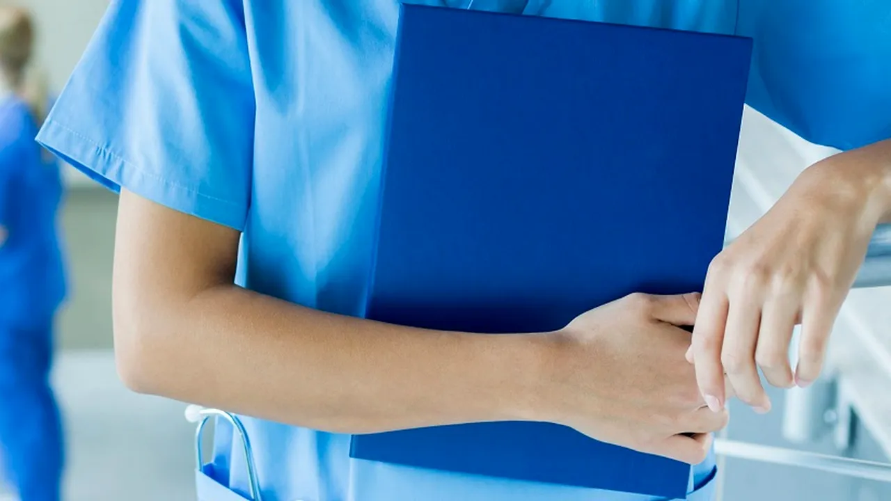 Colegiul Medicilor din România: Şefii unor spitale pun presiune pe doctori să lucreze peste program. Cerem stoparea abuzurilor