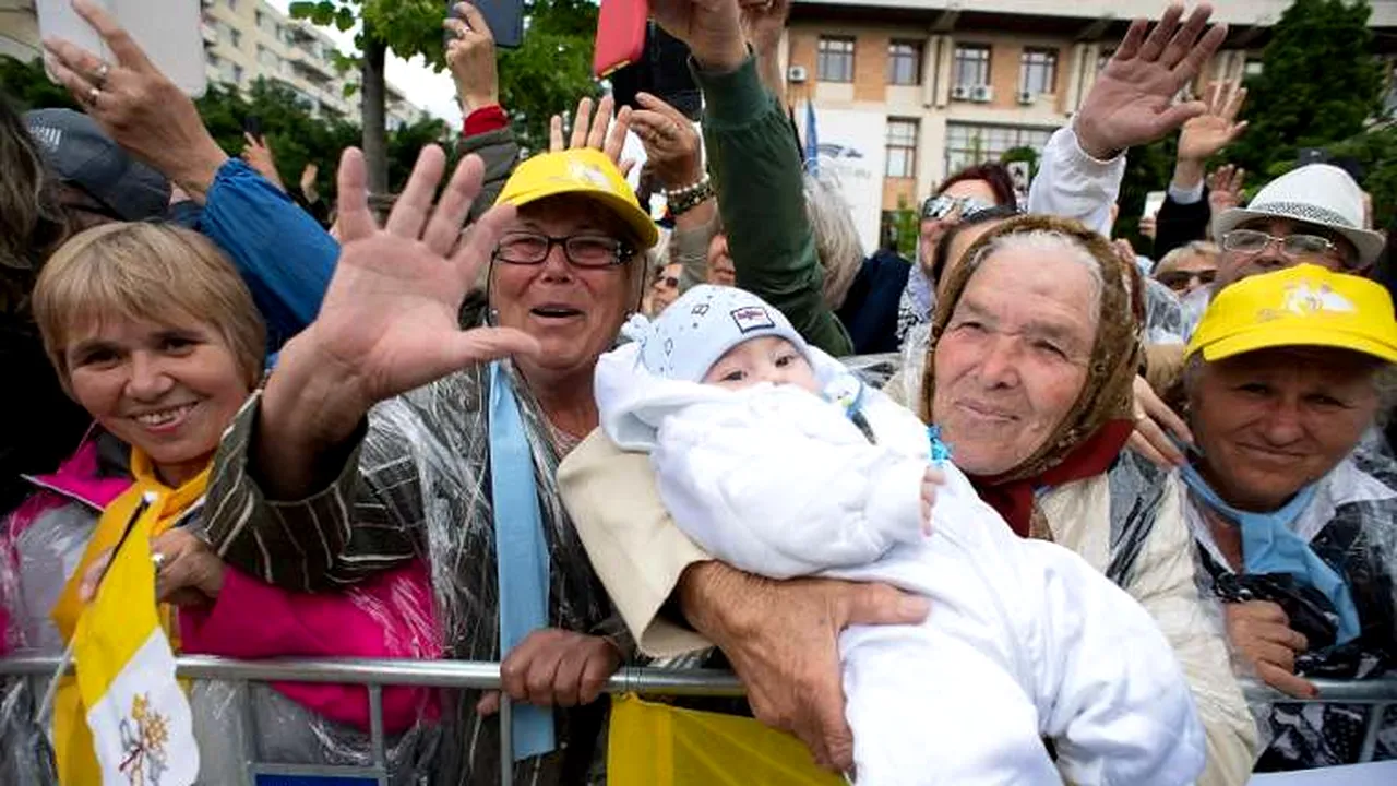 FOTO | O bătrână din România, care îşi ţine nepotul în braţe, apare în noua carte de rugăciuni a Papei Francisc. Cum l-au impresionat pe Suveranul Pontif