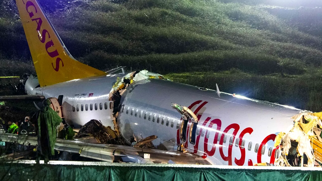 Avionul de pasageri care a derapat şi a ieşit de pe pistă, în Turcia: Cel puţin trei persoane au murit, iar alte 179 au fost rănite 