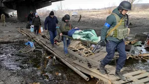 A 18-a zi de război în Ucraina. Bombardamentele continuă în Mariupol şi în alte oraşe. Forţele ruse l-au răpit pe primarul oraşului Dniprorudne şi au omorât un jurnalist american la Irpin. 180 de victime, în urma unui atac la graniţa cu Polonia. Luni sau marţi ar putea avea loc următoarea rundă de negocieri de pace
