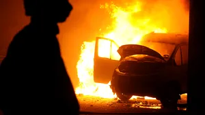 Autoturismul de lux al unui fost şef de Poliţie, incendiat cu cocktail Molotov într-o parcare din Focşani